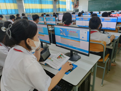 Học sinh tham gia cuộc thi tìm hiểu pháp luật trên Inernet năm 2024