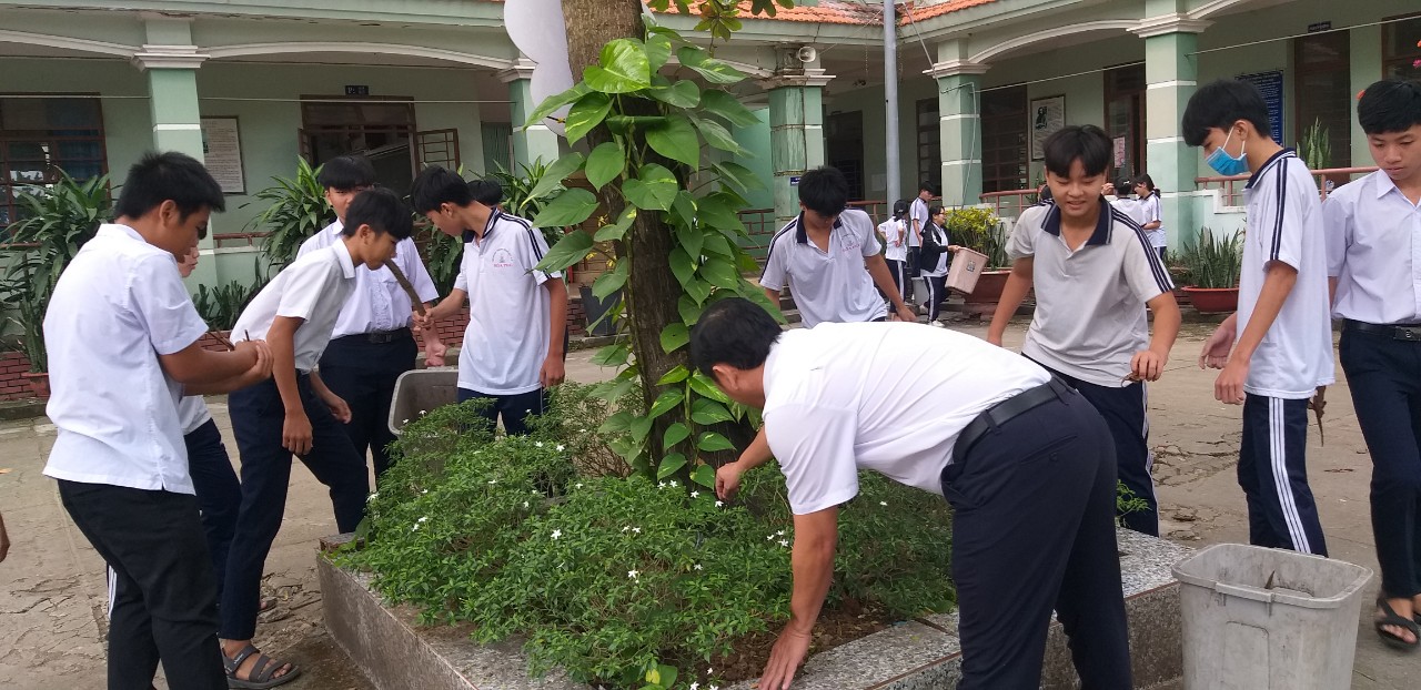 Học sinh trường THCS Hòa Phú ra quân ngày thứ bảy- Năm học: 2020-2021